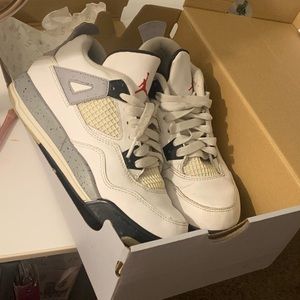 USES JORDANS! Last worn: 3 years ago. #LASTEDITION